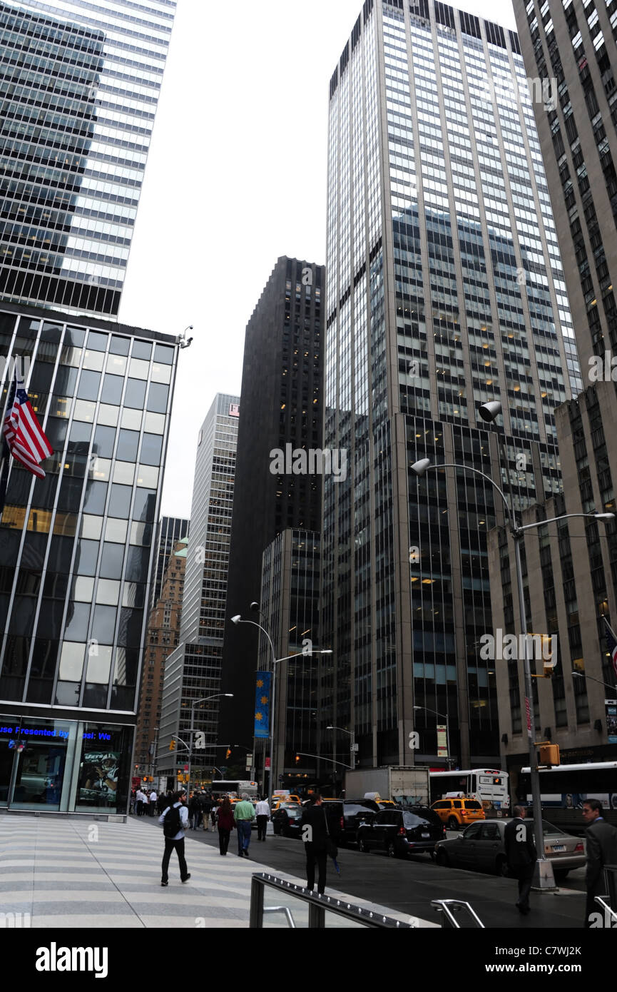 Herbst-Porträt-Glas-Wolkenkratzer, Verkehr, Menschen, Zeit leben Serpentine Bürgersteig, 6th Avenue, in Richtung 51st Street, New York Stockfoto