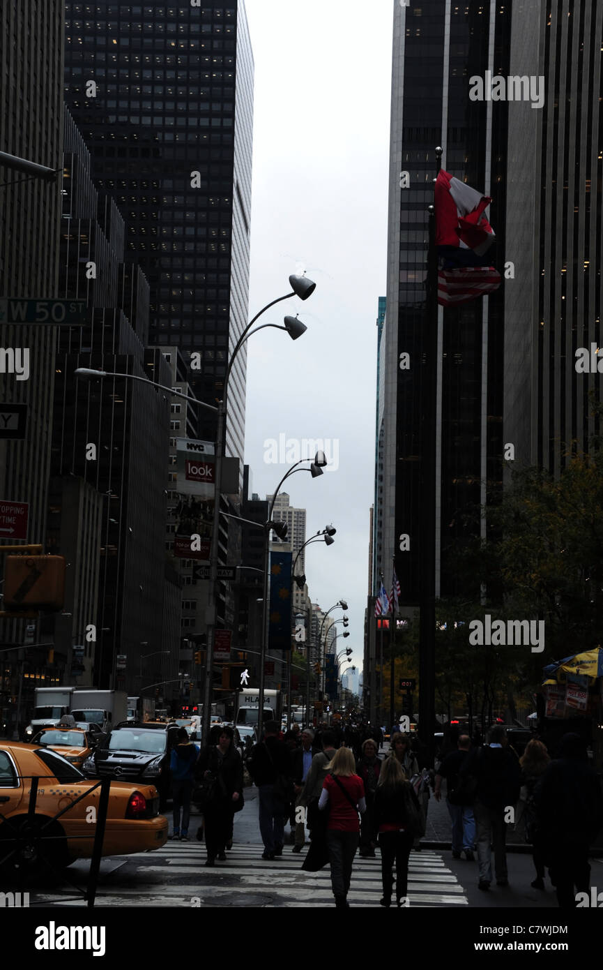 Herbstmorgen Straße Gasse Ansicht, Wolkenkratzer Laternenpfähle Autos Menschen, Süden entlang 6th Avenue, 50th Street überquert haben, New York Stockfoto