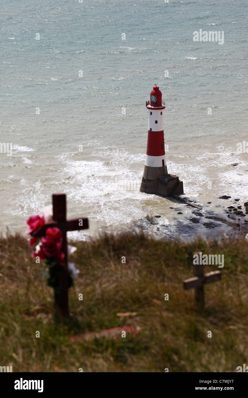 Kreuze in der Nähe von Beachy Head und Leuchtturm (Schwerpunkt Leuchtturm), in der Nähe von Eastbourne, East Sussex, England. Stockfoto