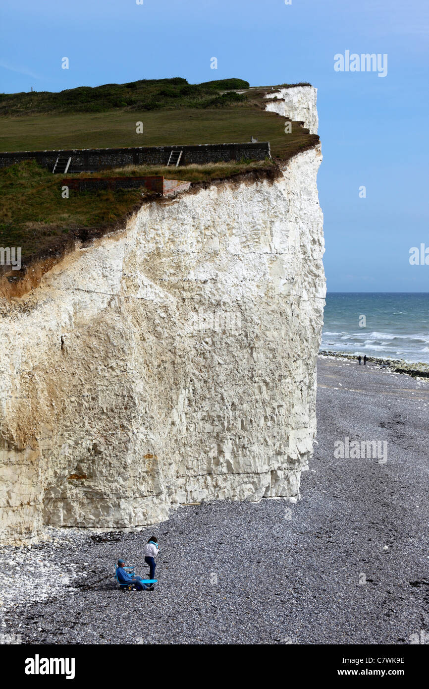 Menschen am Strand unten Kreidefelsen bei Birling Gap, in der Nähe von Eastbourne, East Sussex, England Stockfoto