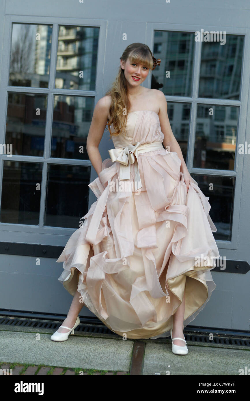 Braut im Hochzeitskleid Stockfoto