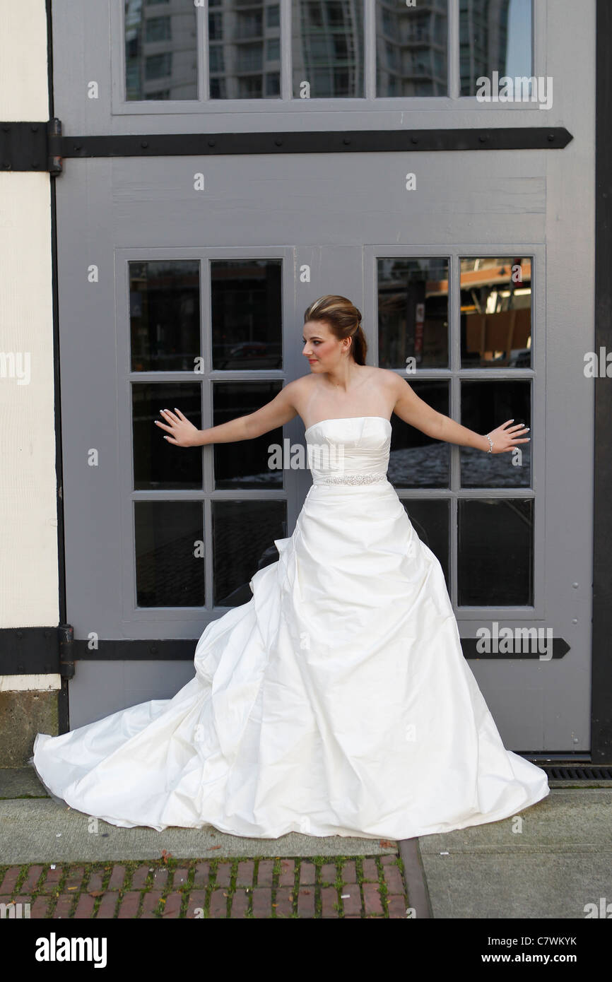 Braut im Hochzeitskleid Stockfoto