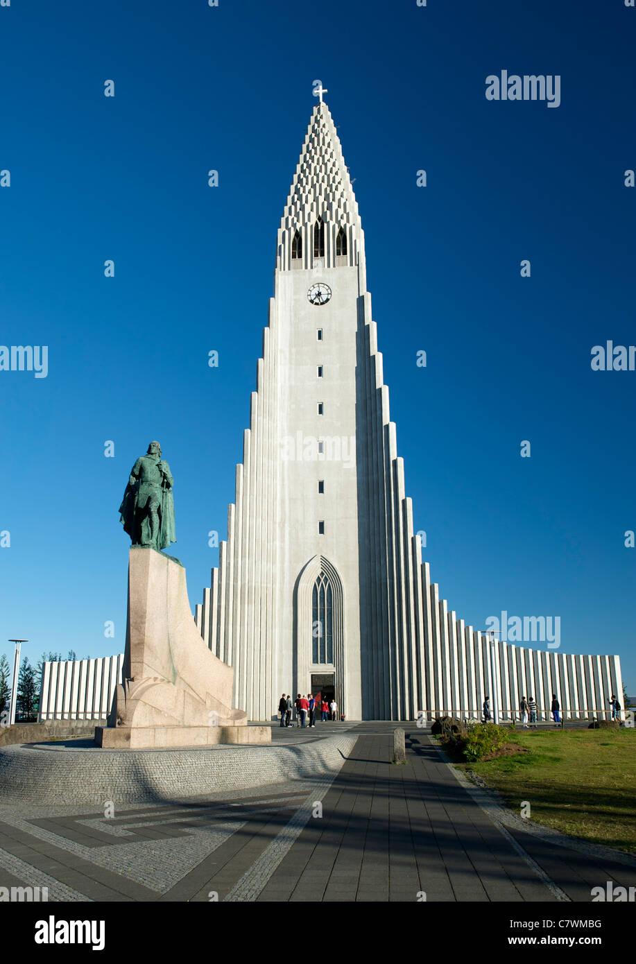 Hallgrimur Kirche (Hallgrimskirkja) und Leif Erickson Statue in Reykjavik, die Hauptstadt von Island. Stockfoto