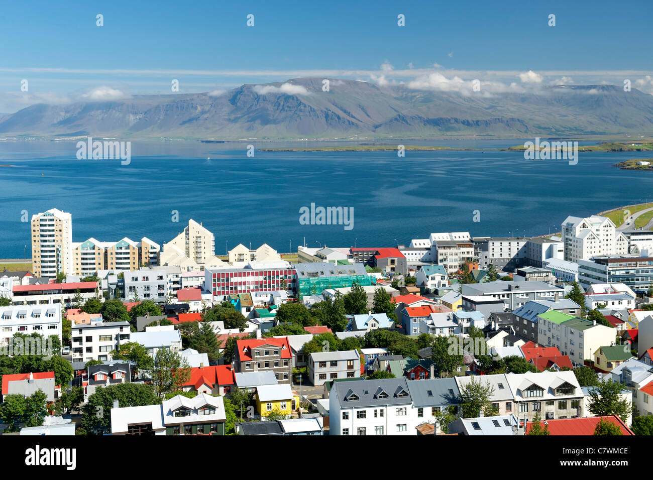 Blick von der isländischen Hauptstadt Reykjavik von der Spitze des Hallgrimurs Kirche. Snaefellsnes Halbinsel & Faxa Bucht sind ebenfalls sichtbar. Stockfoto