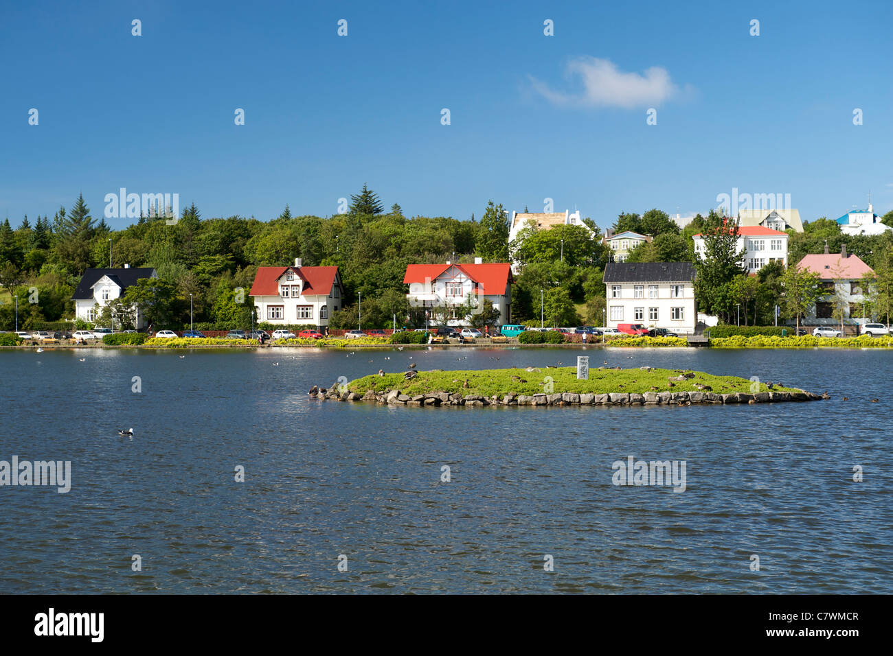 Häuser gesehen über (See) Tjorn in Reykjavik, die Hauptstadt von Island. Stockfoto Häuser gesehen über (See) Tjorn in Reykjavik, die Hauptstadt von Island. Stockfoto