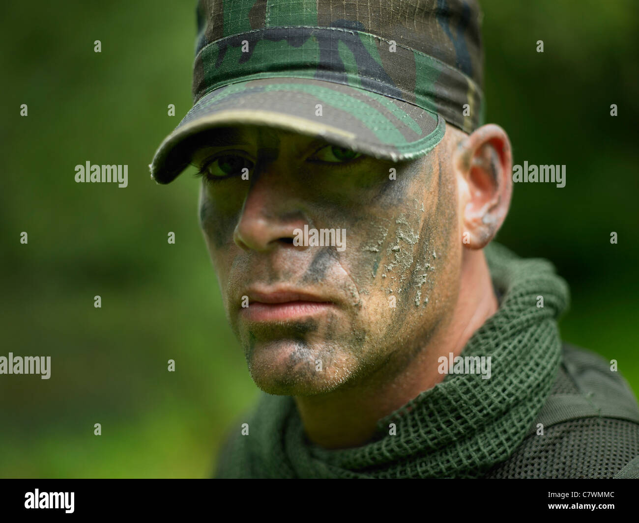 Nahaufnahme eines U.S. Special Forces Soldaten mit Camouflage Gesicht malen. Stockfoto