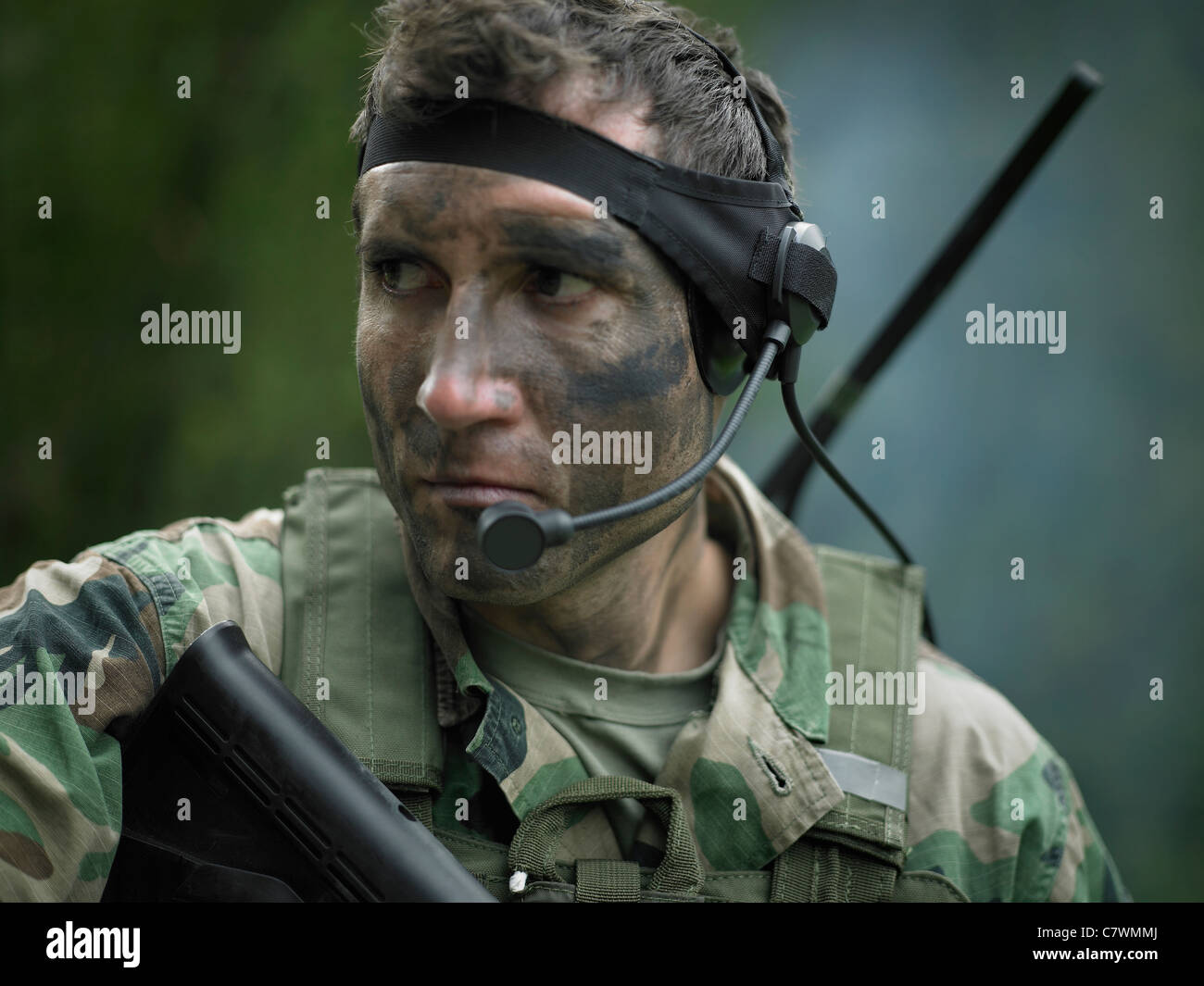 US Special Forces Soldaten während des Kampfes mit einem Kommunikations-Kopfhörer ausgestattet. Stockfoto