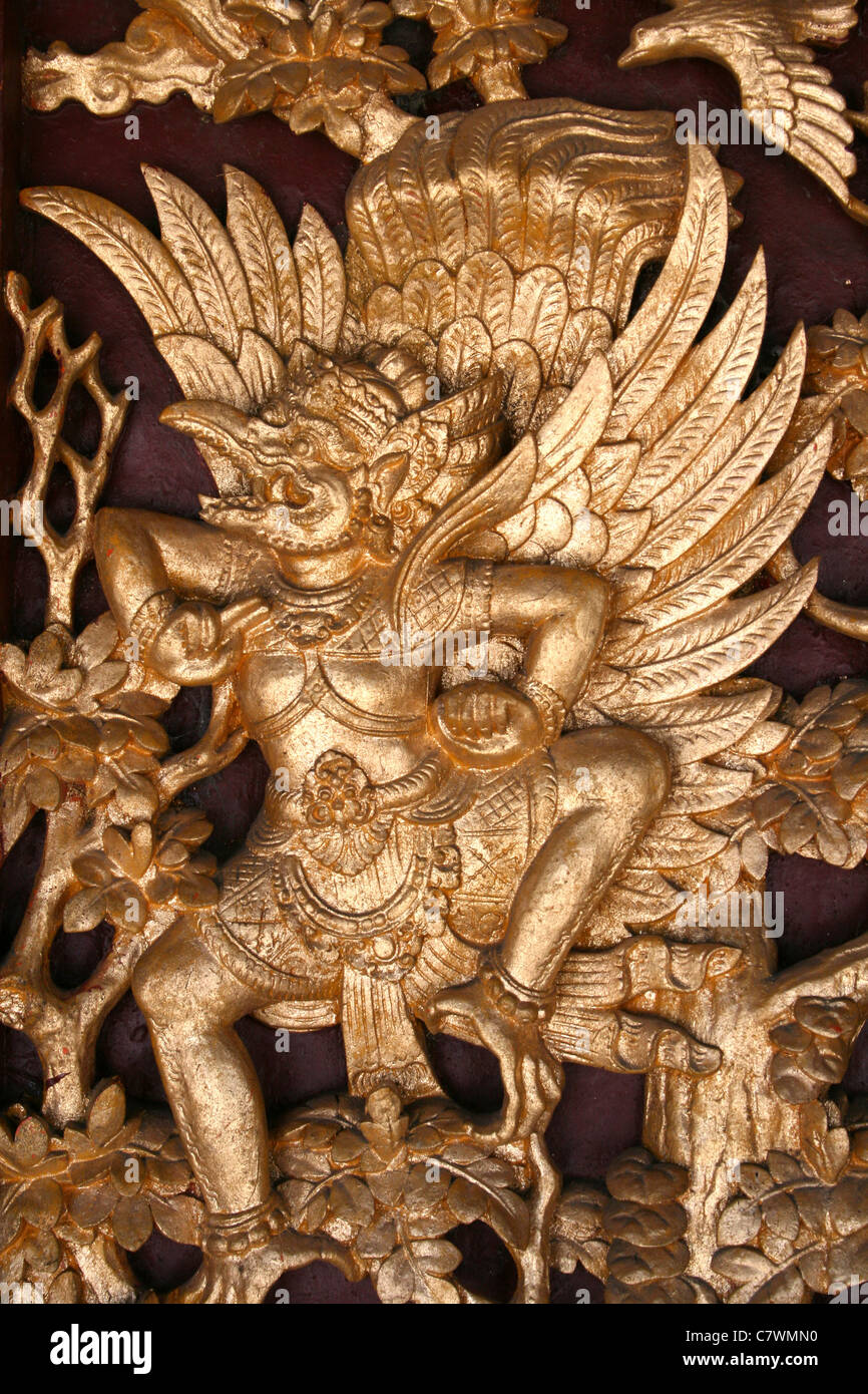 Schnitzen von Garuda, die Halterung (Vahanam) des Hindu-Gottes Vishnu Stockfoto
