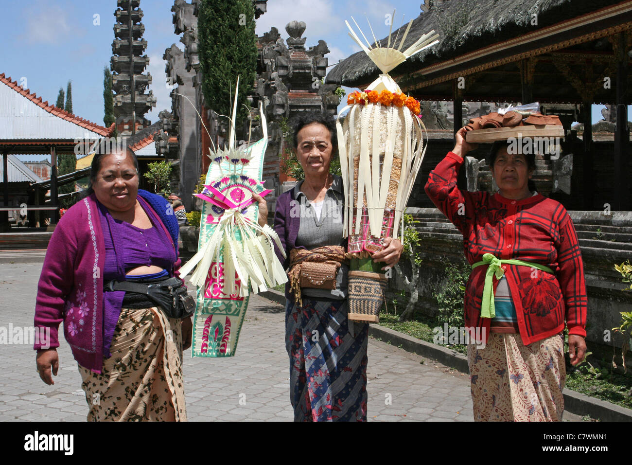 Balinesische Damen machen Tempelopfern Ulun Danu Batur Tempel Stockfoto