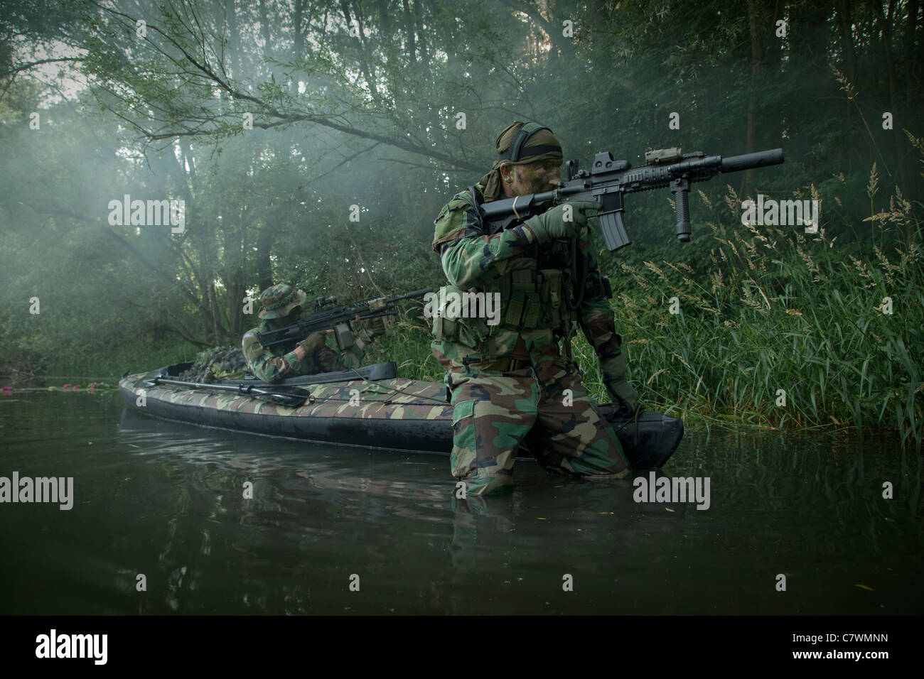 Navy SEALs navigieren die Gewässer in einem Faltboot bei Jungle Warfare Operationen. Stockfoto