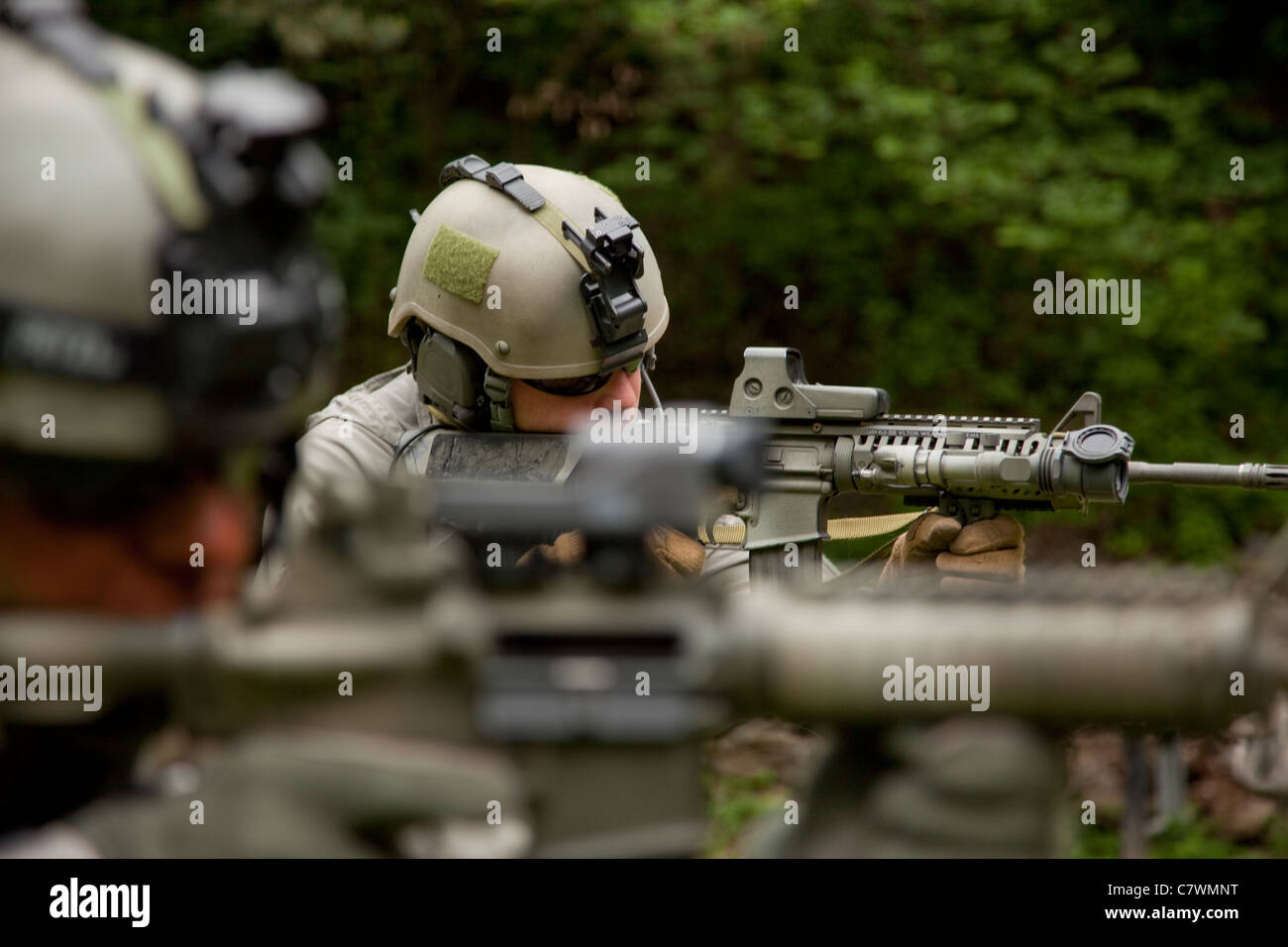 US Special Forces Soldaten sorgen für Sicherheit mit automatischen Gewehren. Stockfoto