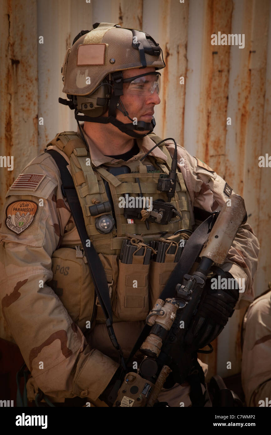 US Air Force CSAR Parajumper mit einem automatischen Gewehr bewaffnet. Stockfoto