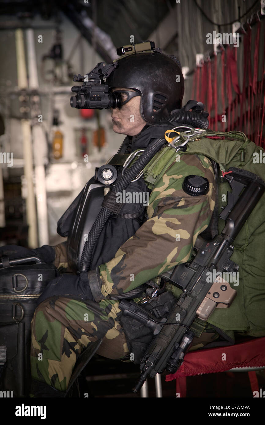 US Navy Seal, die HALO combat Diver mit Nachtsicht ausgestattet bereitet springen Operationen aus einer c-130 Hercules. Stockfoto