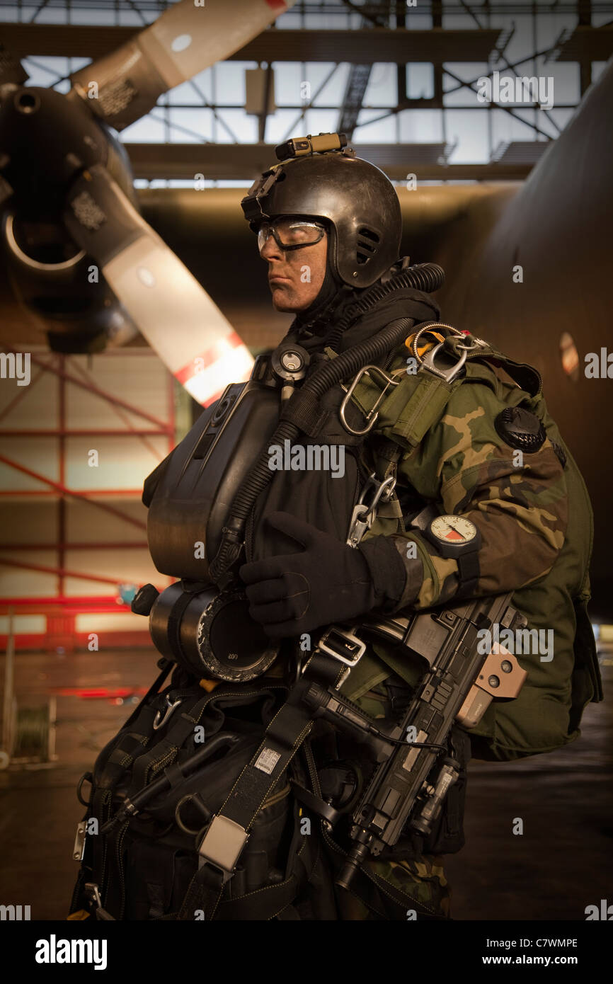 US Navy Seal, die HALO combat Diver bereitet springen Operationen aus einer c-130 Hercules. Stockfoto