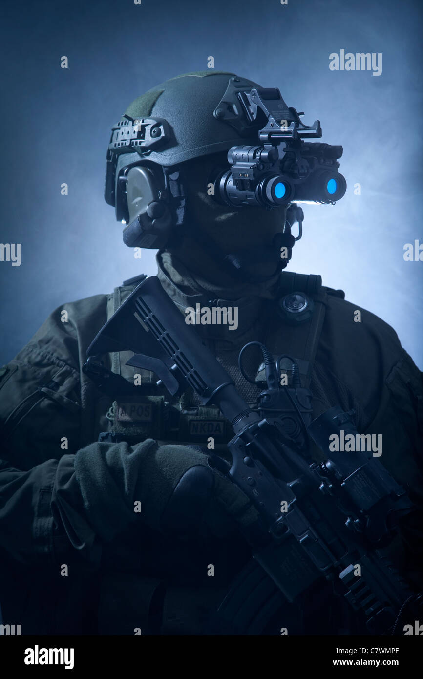Spezielle Operationen Forces Soldaten mit Nachtsicht und einer automatischen Waffe ausgestattet. Stockfoto