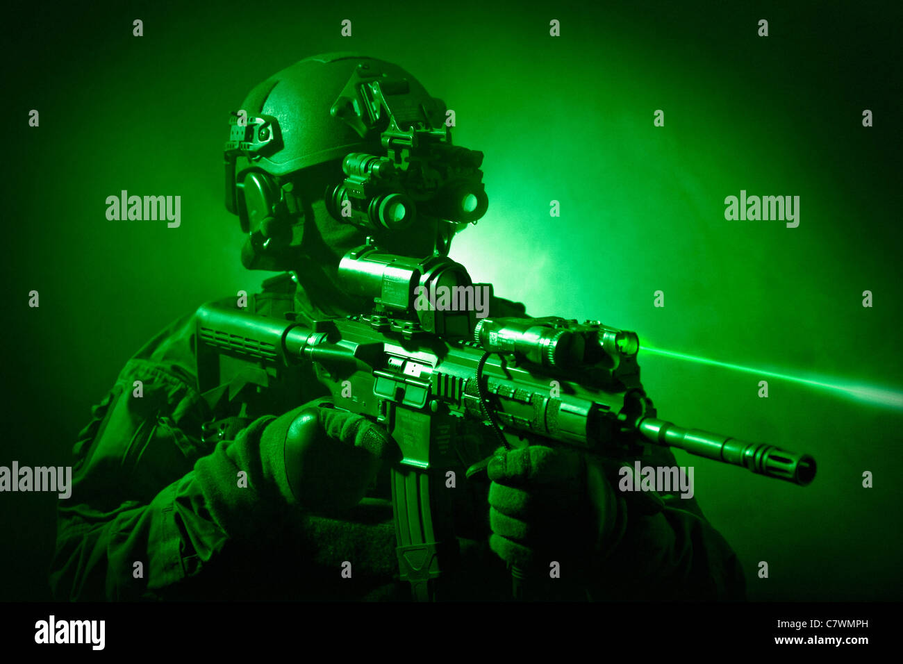 Spezielle Operationen Kräfte Soldat mit Nachtsicht und einem Sturmgewehr HK416 ausgestattet. Stockfoto