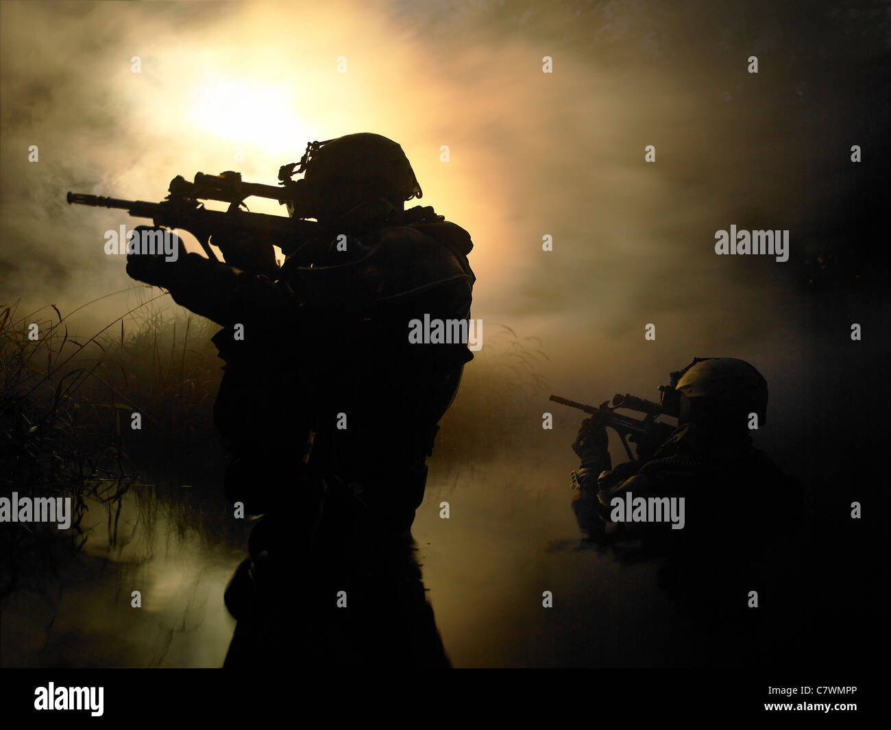 Special Operations Forces combat Taucher Transit die Gewässer mit Steyr AUG Sturmgewehren bewaffnet. Stockfoto