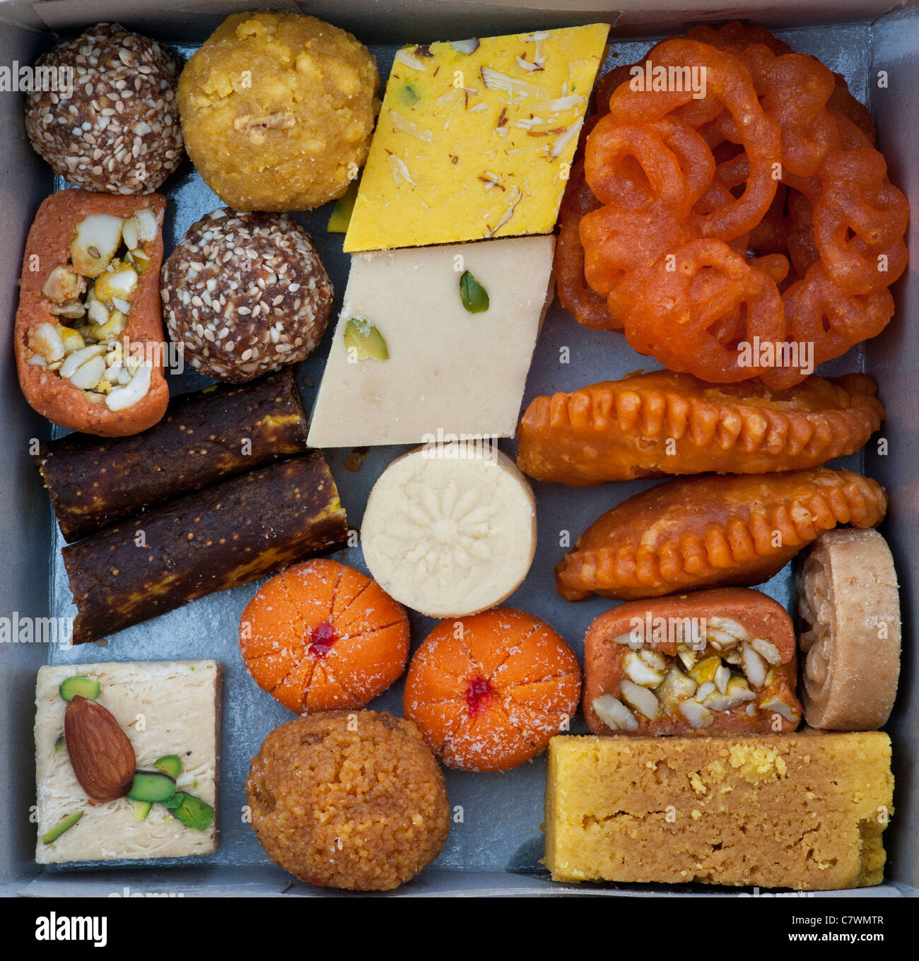 Verschiedene indische Süßigkeiten in einer Tiffin box Stockfoto