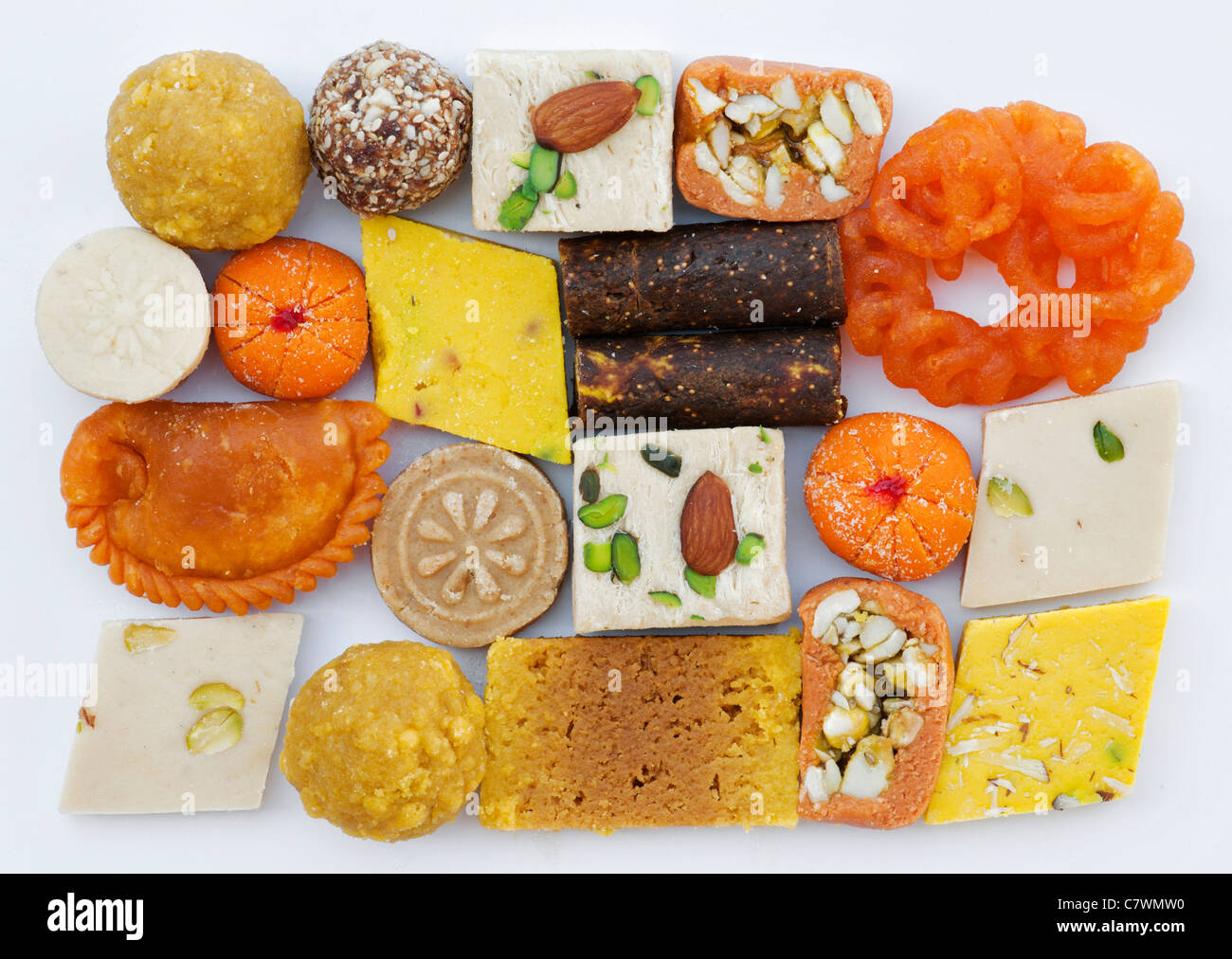 Verschiedene indische Süßigkeiten auf weißem Hintergrund Stockfoto