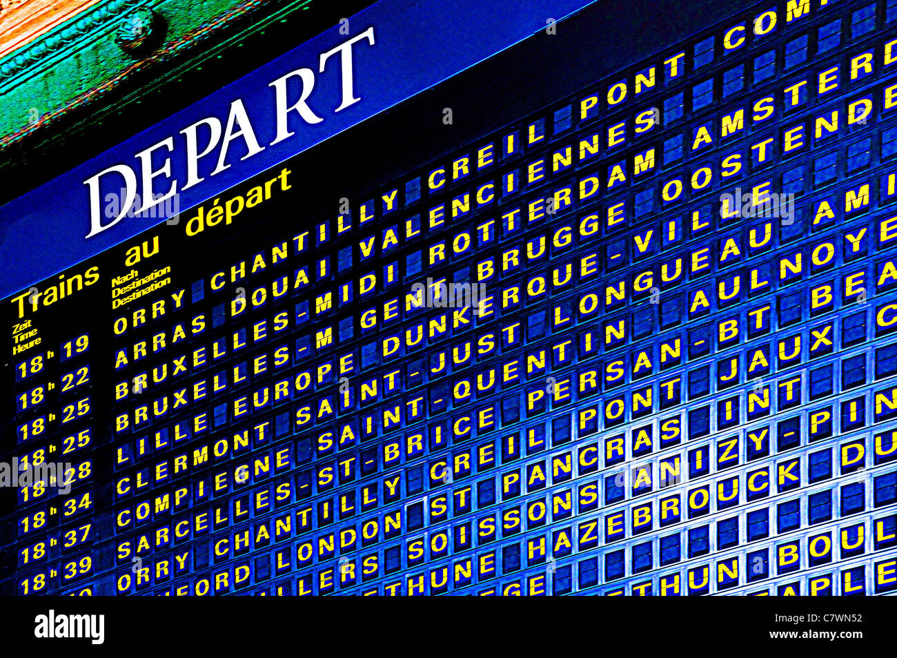 Paris, Frankreich. Abfahrtstafel am Bahnhof Gare du Nord. Stark manipuliert Stockfoto