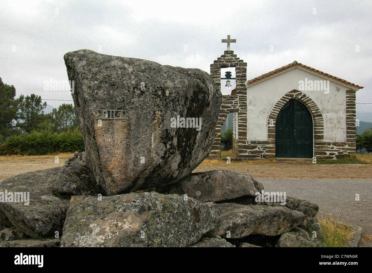 Eine kleine Kapelle auf dem Gipfel von der Natur Park des Alvao Parque Natural Alvao befindet sich in den Gemeinden Mondim de Basto und Vila Real im Tamega und Subregionen Douro im Norden Portugals. Stockfoto