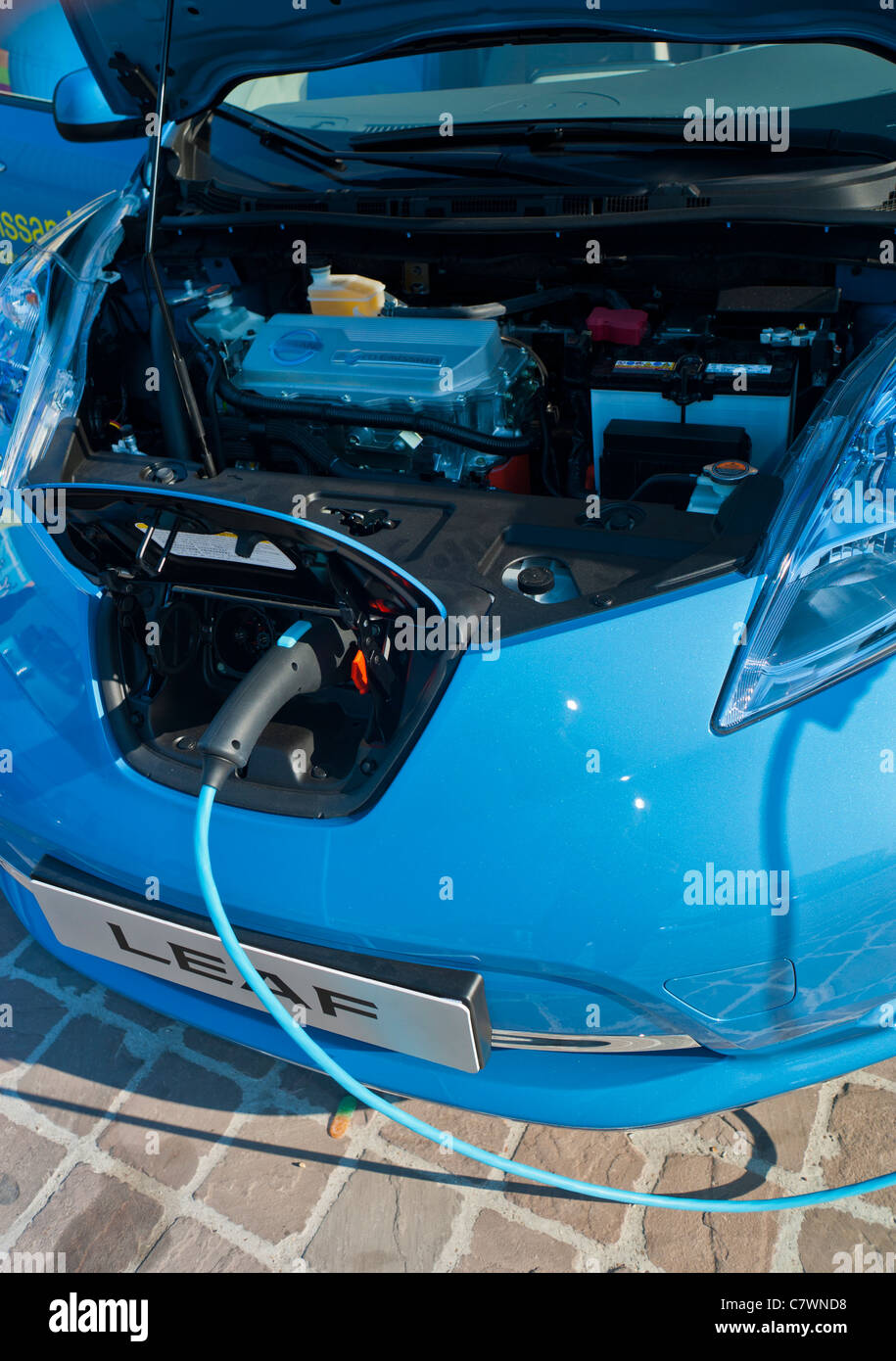 Paris Vororte, Frankreich, Batteriehaube, Kofferraumdeckel geöffnet, Nissan Leaf Elektroauto-Stecker auf Display in Saint Germain-en-Laye, elektrische Ladestation frankreich, paris Moderne Innovation Stockfoto