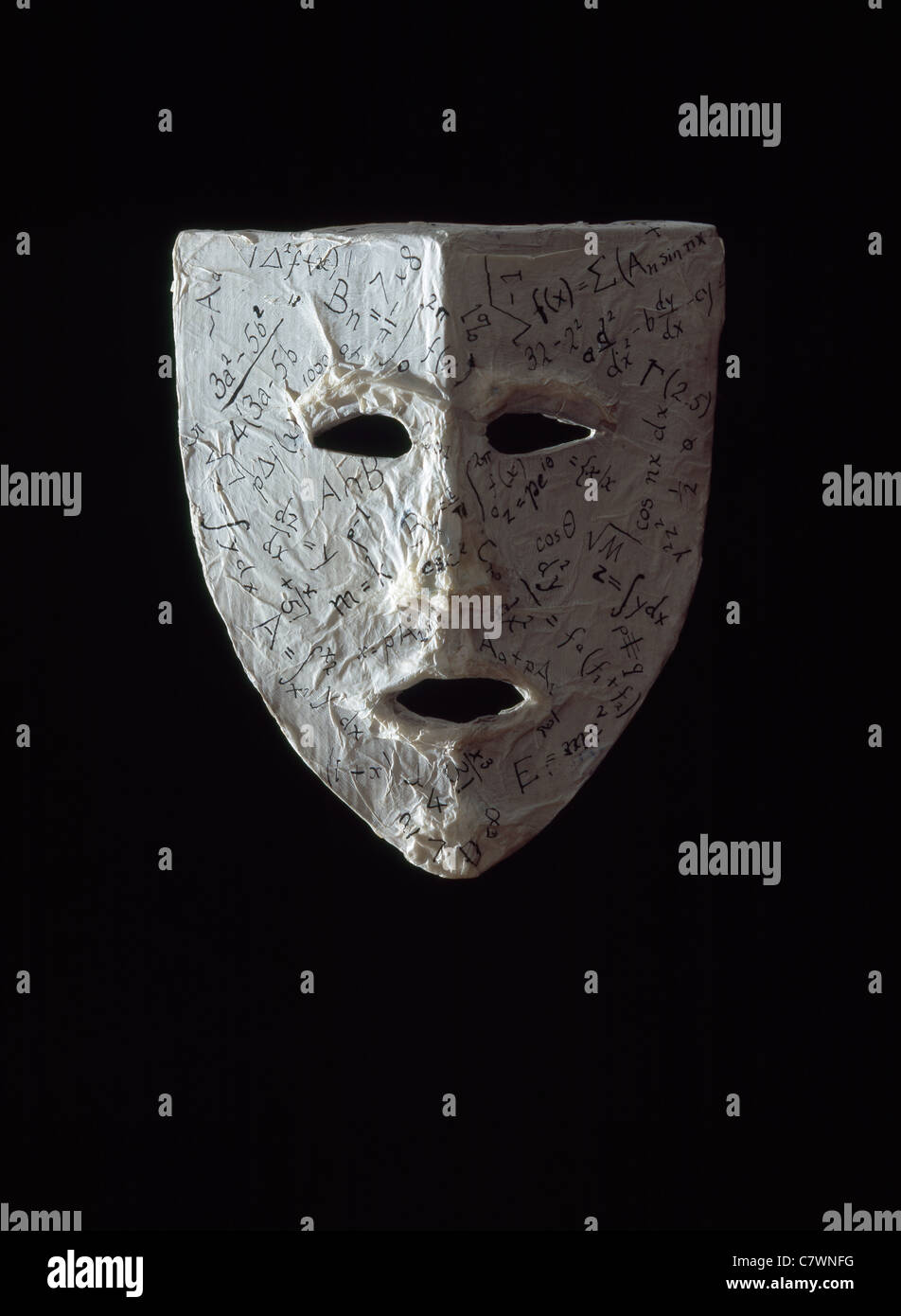 Papier Mache antike Stil theatralische Maske auf schwarzem Hintergrund Stockfoto