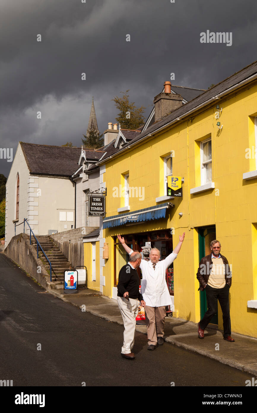 Irland, Co. Wicklow, Avoca, Main Street, lokale Mann mit Armen in Luft für Touristen Stockfoto