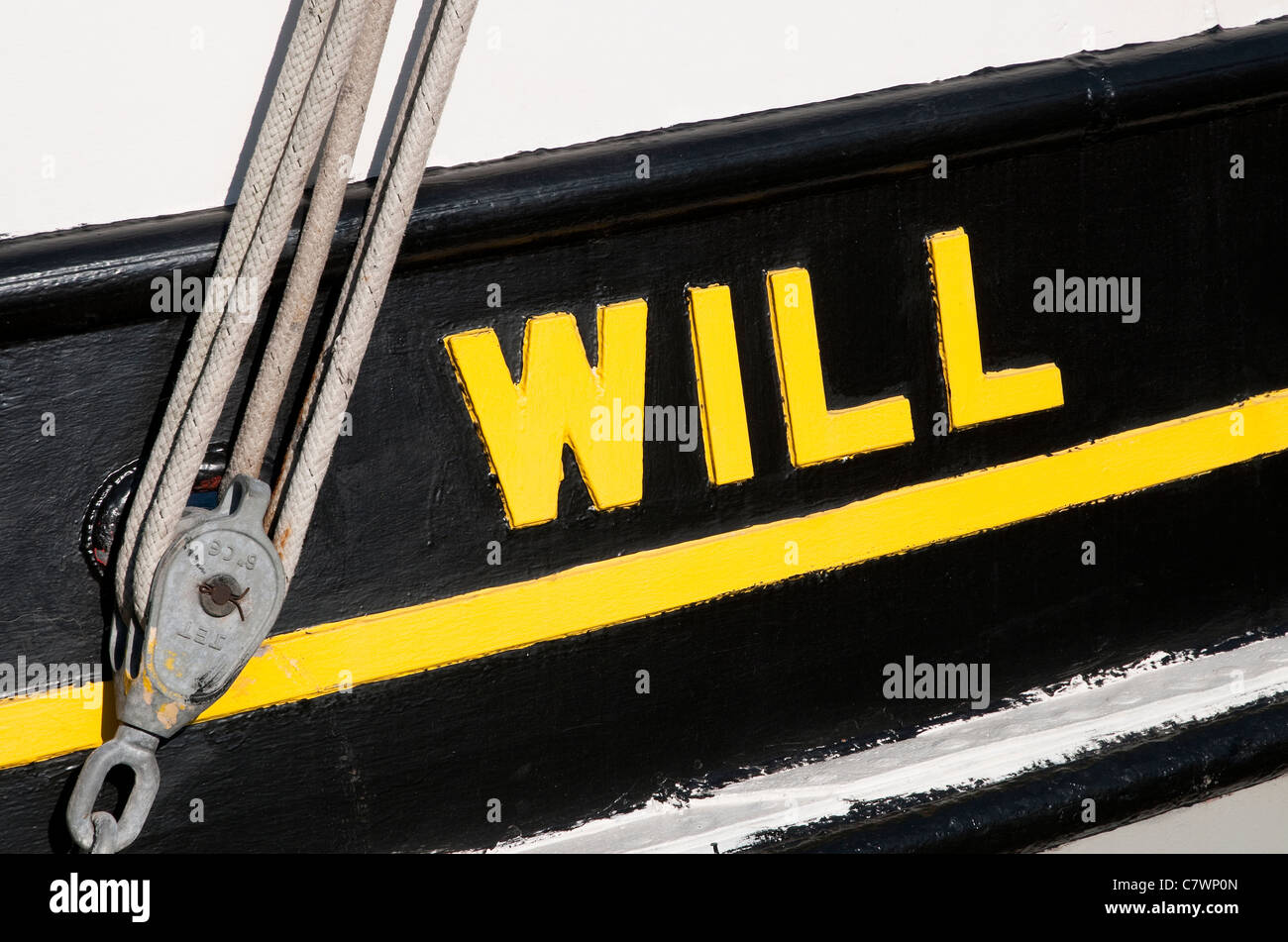 Name wird auf schwarzen Rumpf Boot werden. Stockfoto Name wird auf schwarzen Rumpf Boot werden. Stockfoto