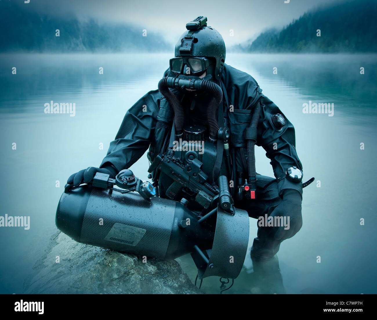 Spezielle Operationen Kräfte bekämpfen Taucher mit Unterwasser-Antrieb Fahrzeug. Stockfoto