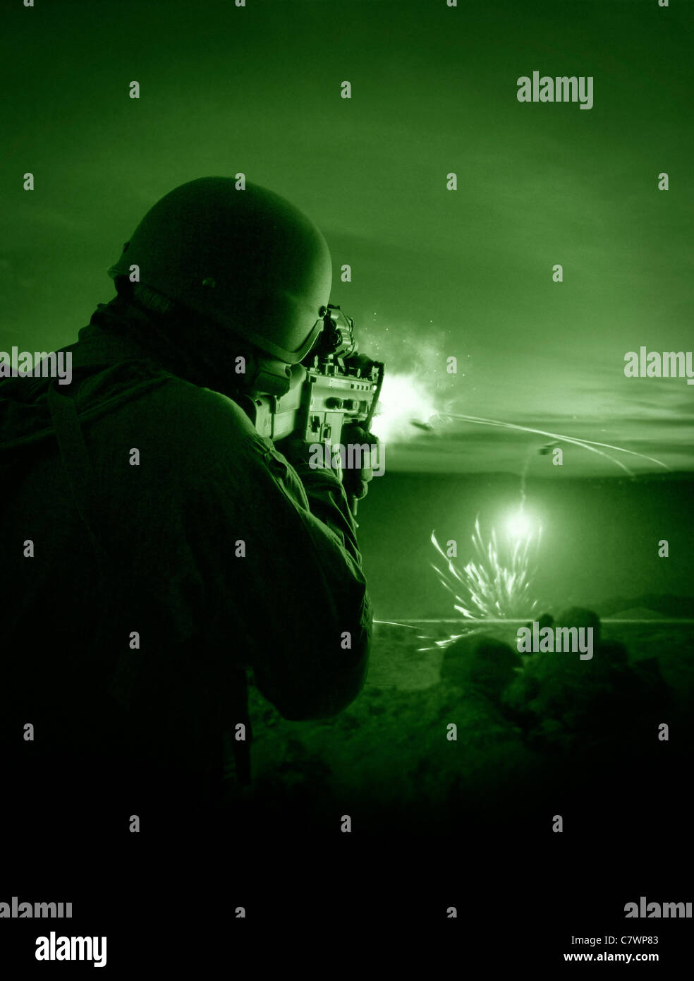 Night Vision Blick auf eine spezielle Operationen Kräfte Soldat seine Waffe abfeuern, während des Kampfes. Stockfoto