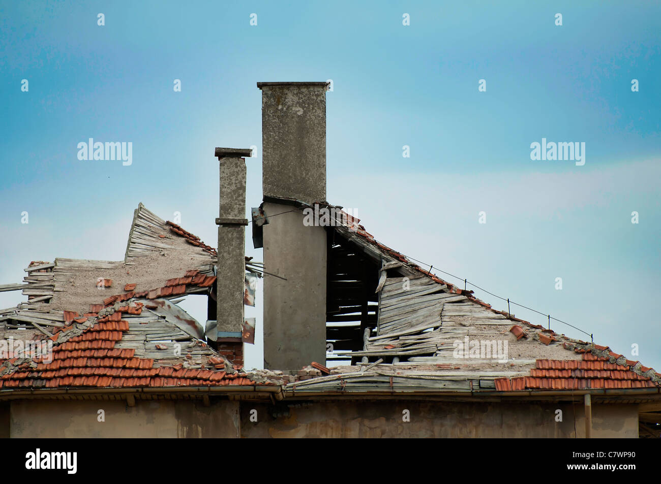 Altbauwohnung mit zerstörten Ziegeldach. Stockfoto