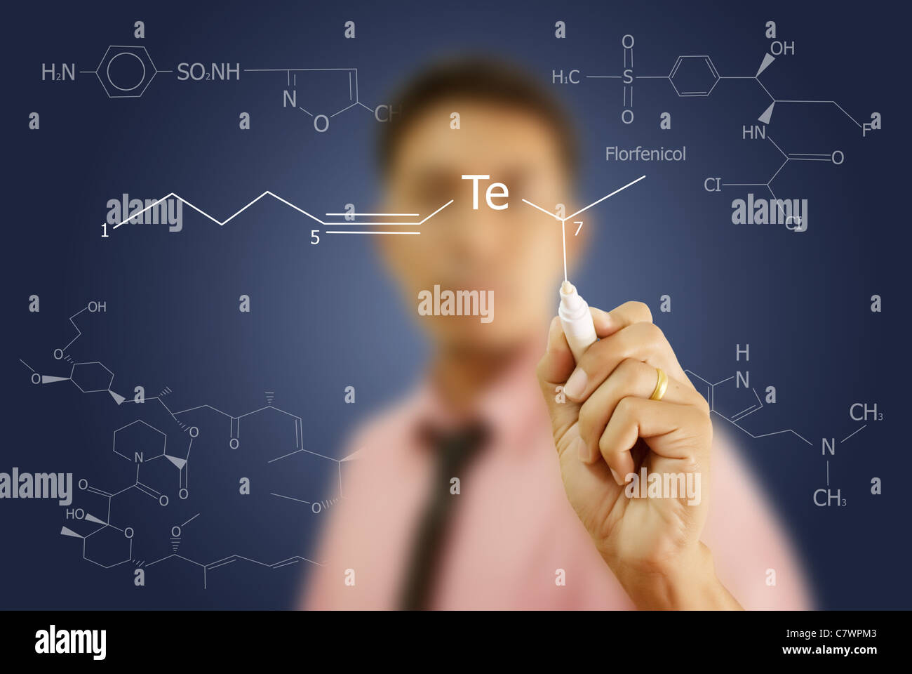 Asiatische Lehrer schreiben wissenschaftliche Formel auf dem Whiteboard. Stockfoto