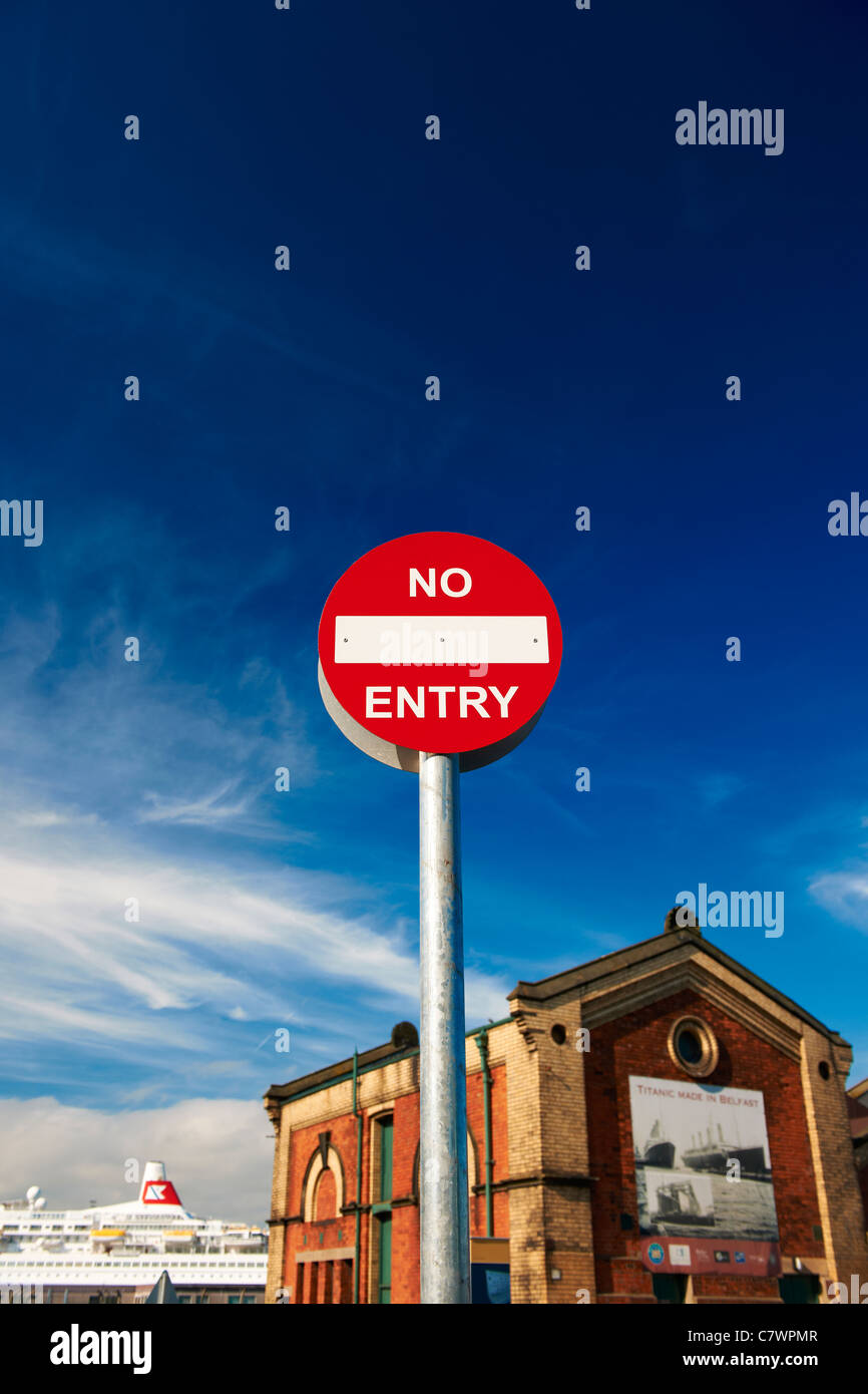 Rote Runde No Entry-Schild mit Thomson Dock Pumpenhaus im Hintergrund Stockfoto