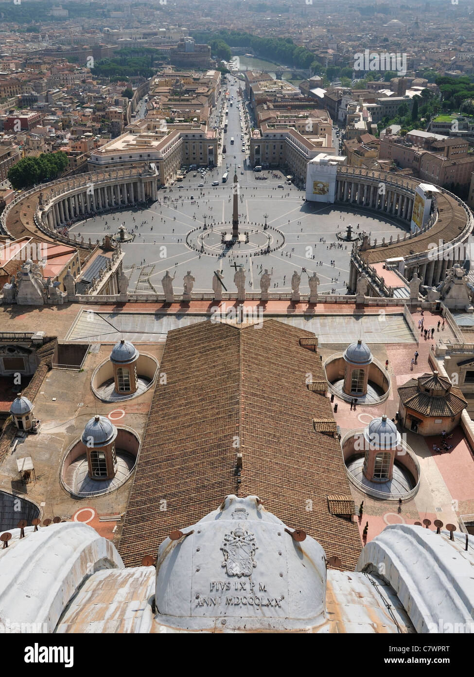 Blick von der Kuppel der Basilika St. Peter über Piazza San Pietro & Berninis Kolonnaden Rom Italien. Stockfoto