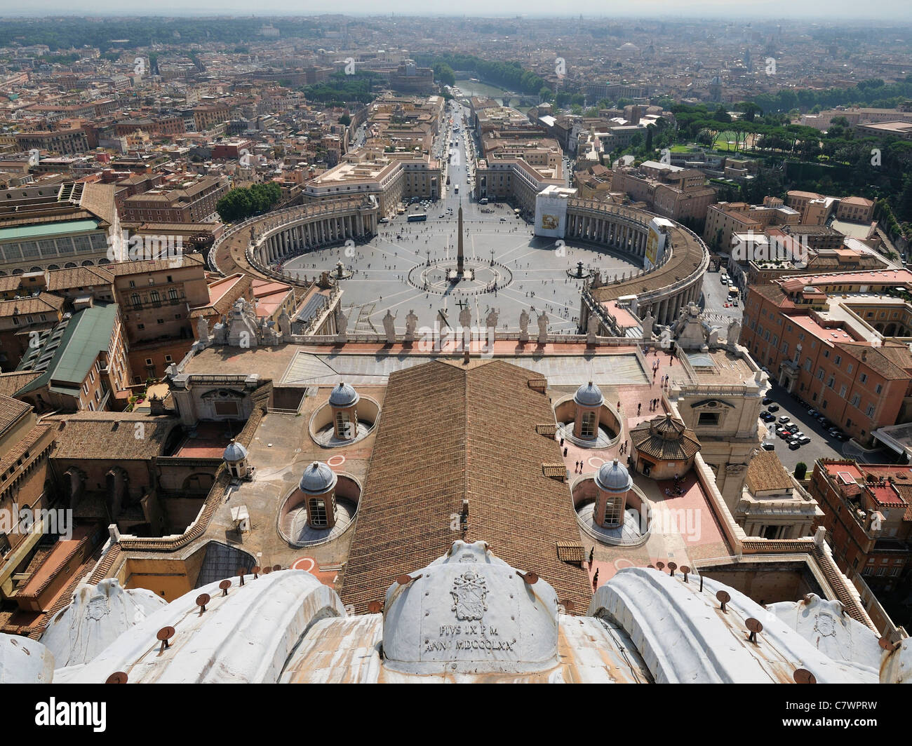 Blick von der Kuppel der Basilika St. Peter über Piazza San Pietro & Berninis Kolonnaden Rom Italien. Stockfoto