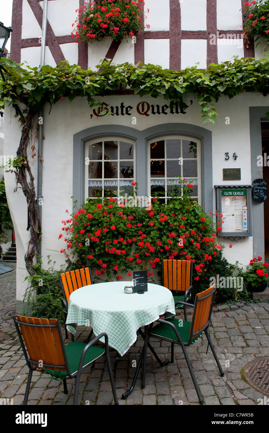 Cafe auf der Straße im historischen Dorf von Beilstein an der Mosel in Rheinland-Pfalz Deutschland Stockfoto