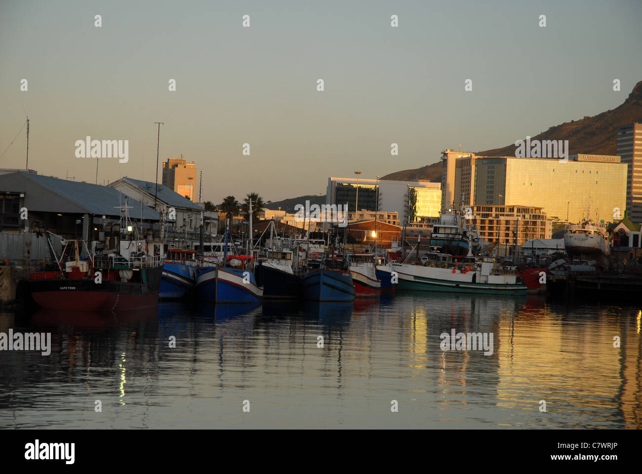 Fischerboote im Hafen, Cape Town, Western Cape, Südafrika Stockfoto