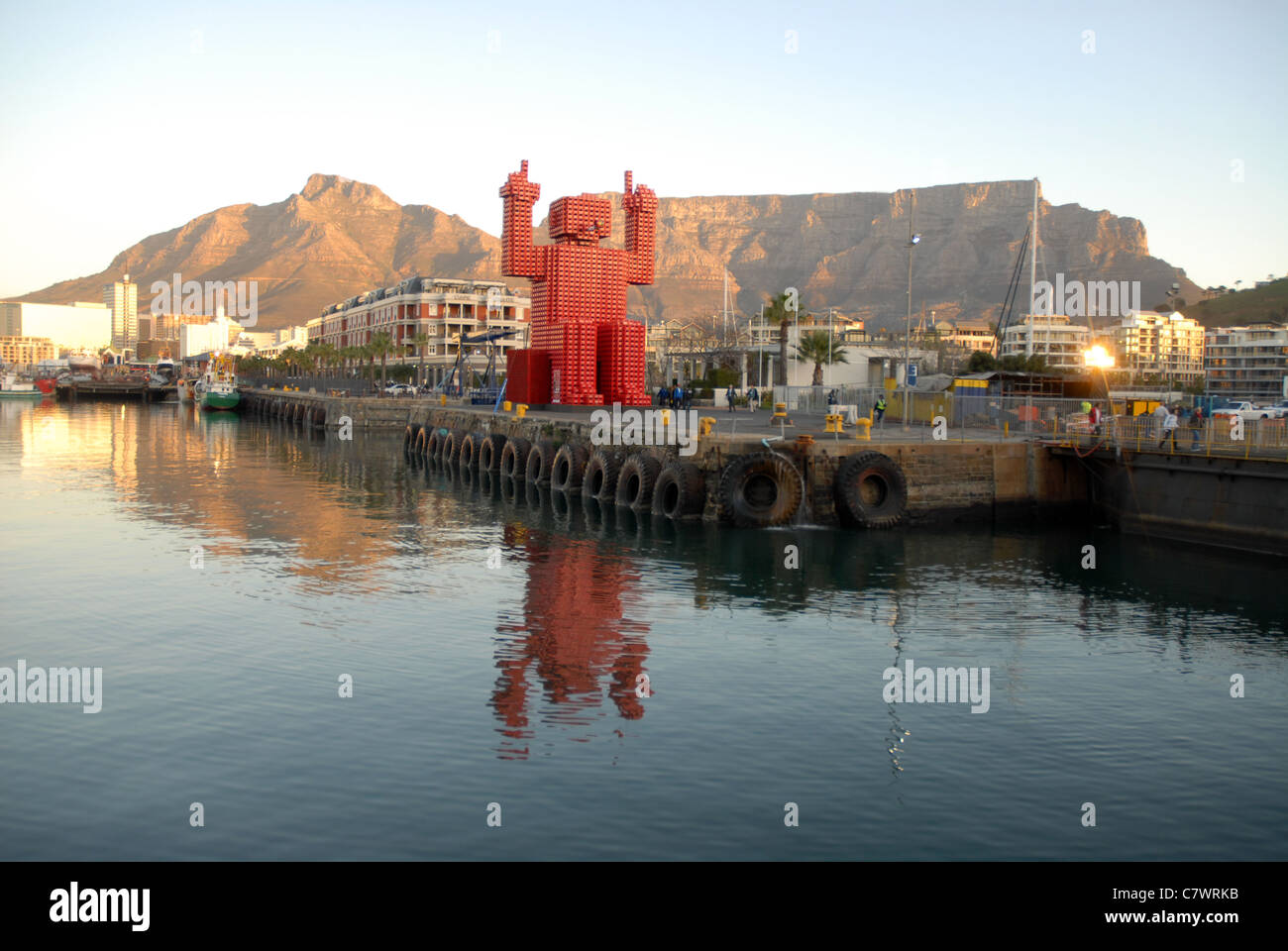 Abbildung aus Coca-cola Kisten mit dem Tafelberg, die Waterfront, Cape Town, Western Cape, Südafrika Stockfoto