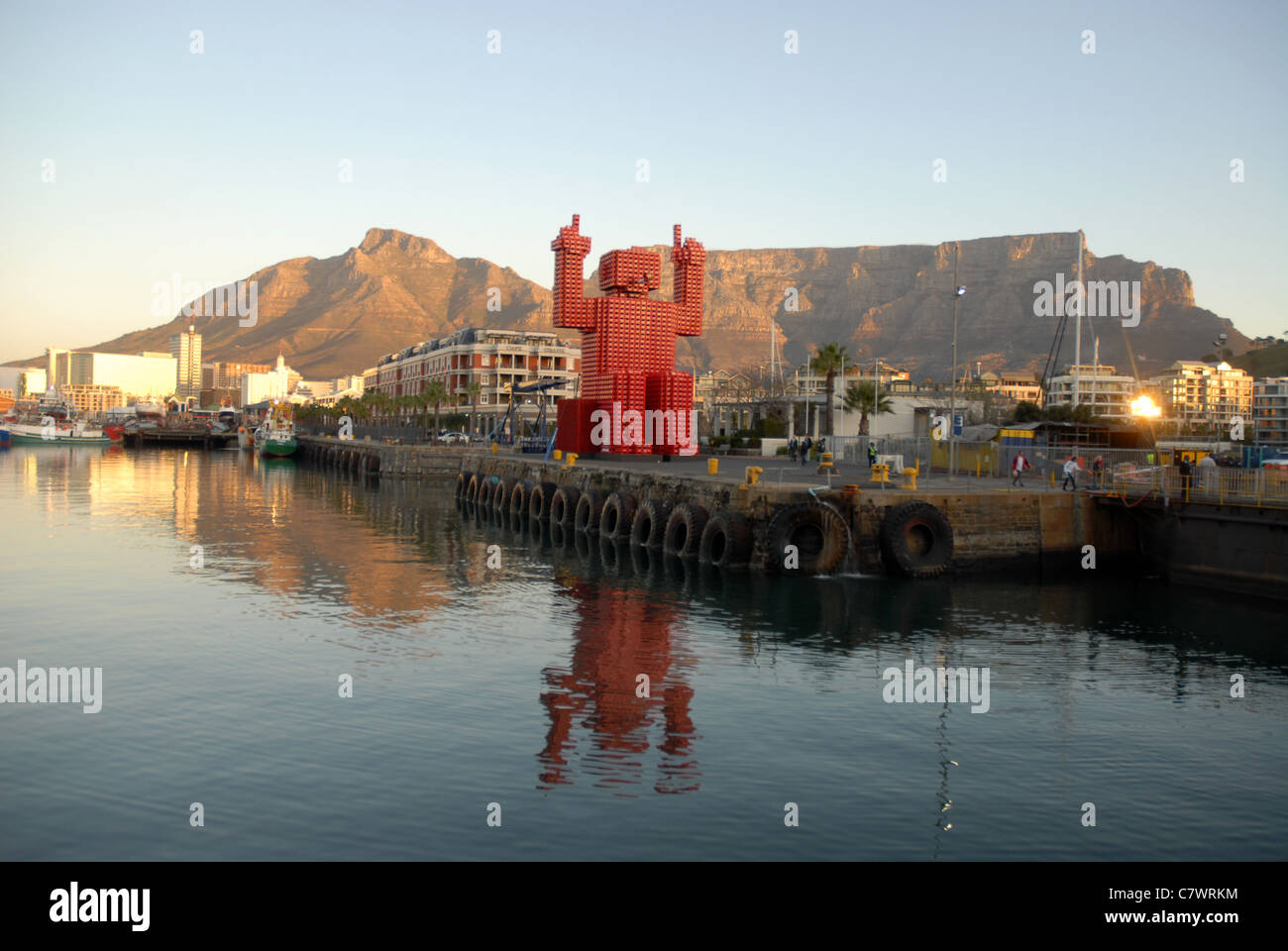 Abbildung aus Coca-cola Kisten mit dem Tafelberg, die Waterfront, Cape Town, Western Cape, Südafrika Stockfoto