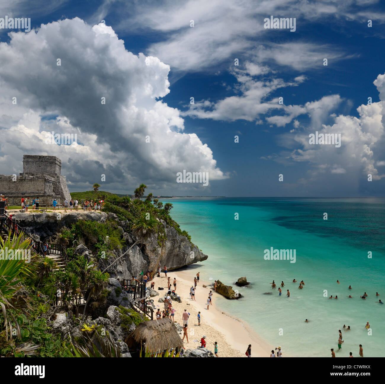 Das Schloss Pyramide in Tulum Mexiko mit Meer Felsen und Sand Beach Einlass Ruine mit swimers Riviera Maya Halbinsel Yucatan Karibik Stockfoto