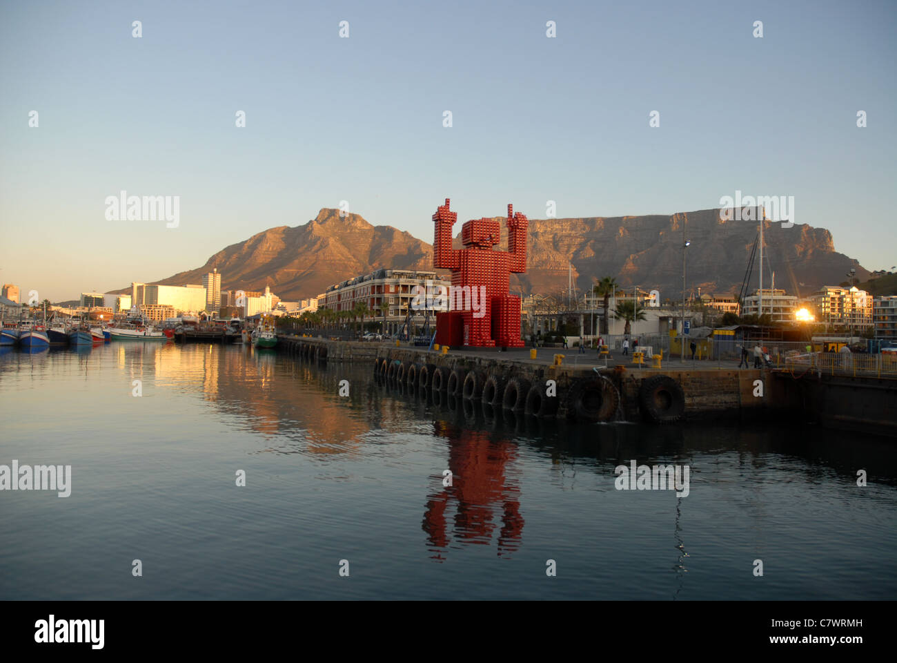Abbildung aus Coca-cola Kisten mit dem Tafelberg, die Waterfront, Cape Town, Western Cape, Südafrika Stockfoto