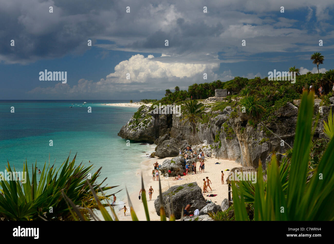 Steilküste bei Tulum Mexiko mit Badenden am Sand Strand und Tempel 54 auf der Karibik-Yucatan-Halbinsel Stockfoto