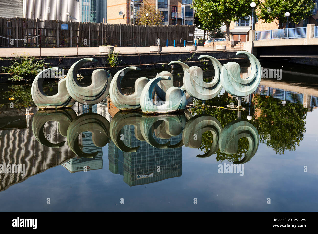 Der Sprung von Franta Belsky zeigt acht Delfine, Blackwall Basin, Manchester Road, Isle of Dogs, London, England, UK. Stockfoto