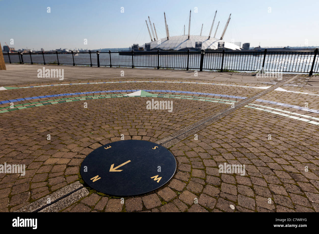 Greenwich Nullmeridian Linie mit der Themse und Millennium Dome im Hintergrund, London, UK. Stockfoto