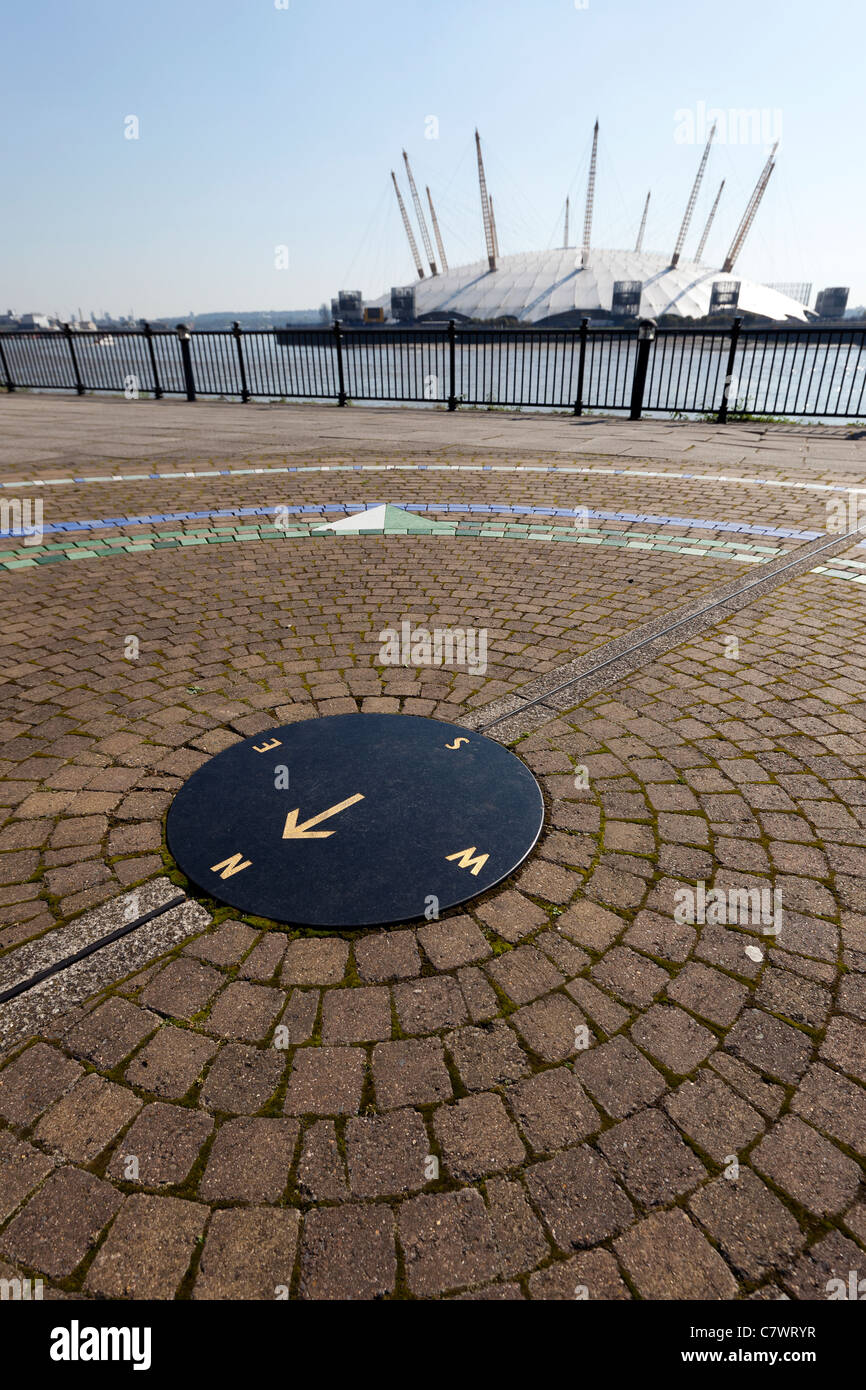 Greenwich Nullmeridian Linie mit der Themse und Millennium Dome im Hintergrund, London, UK. Stockfoto