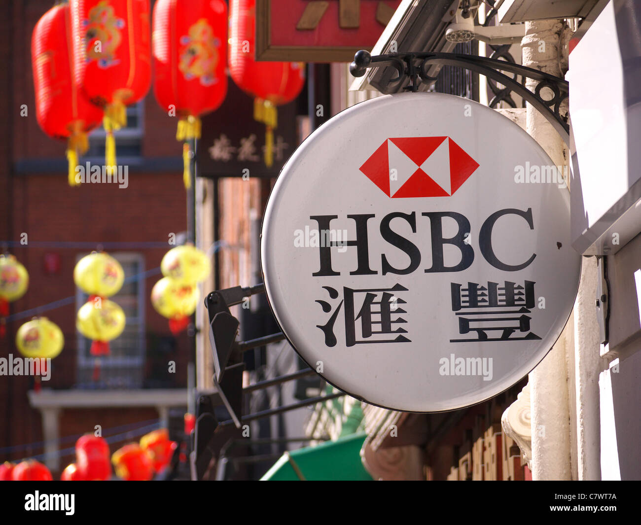 Zweisprachige Zeichen in Englisch und Chinesisch hängen außerhalb der HSBC-Bank-Filiale in Londons Chinatown Stockfoto