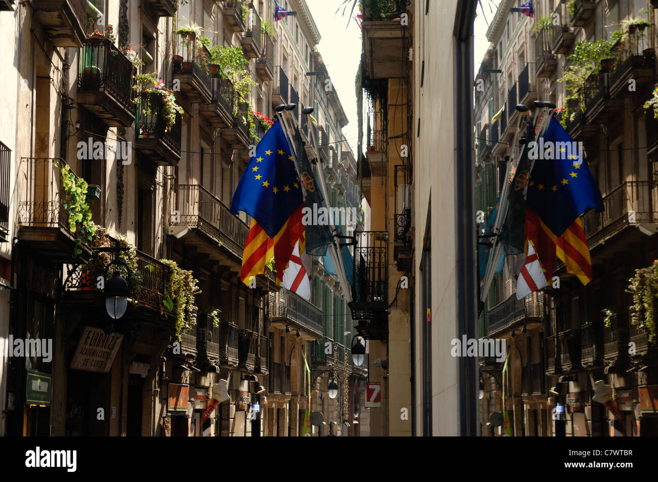 Fahne Flagge neben Katalanisch und St George Cross in Barcelona, Katalonien, Spanien mit Reflexionen. Stockfoto