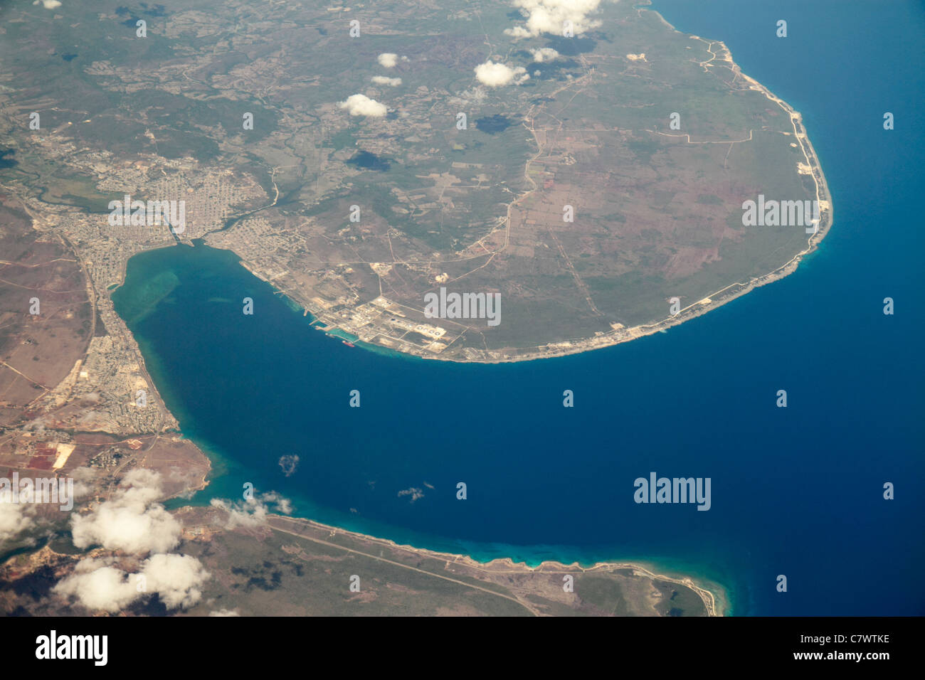 Kuba, Matanzas, Karibisches Meer, Wasser, Bahia de Matanzas, Bucht, Hafen, Hafen, Luftaufnahme von oben, 35,000 Meter, Land, Wolken, Wasser, Geographie, Topogra Stockfoto