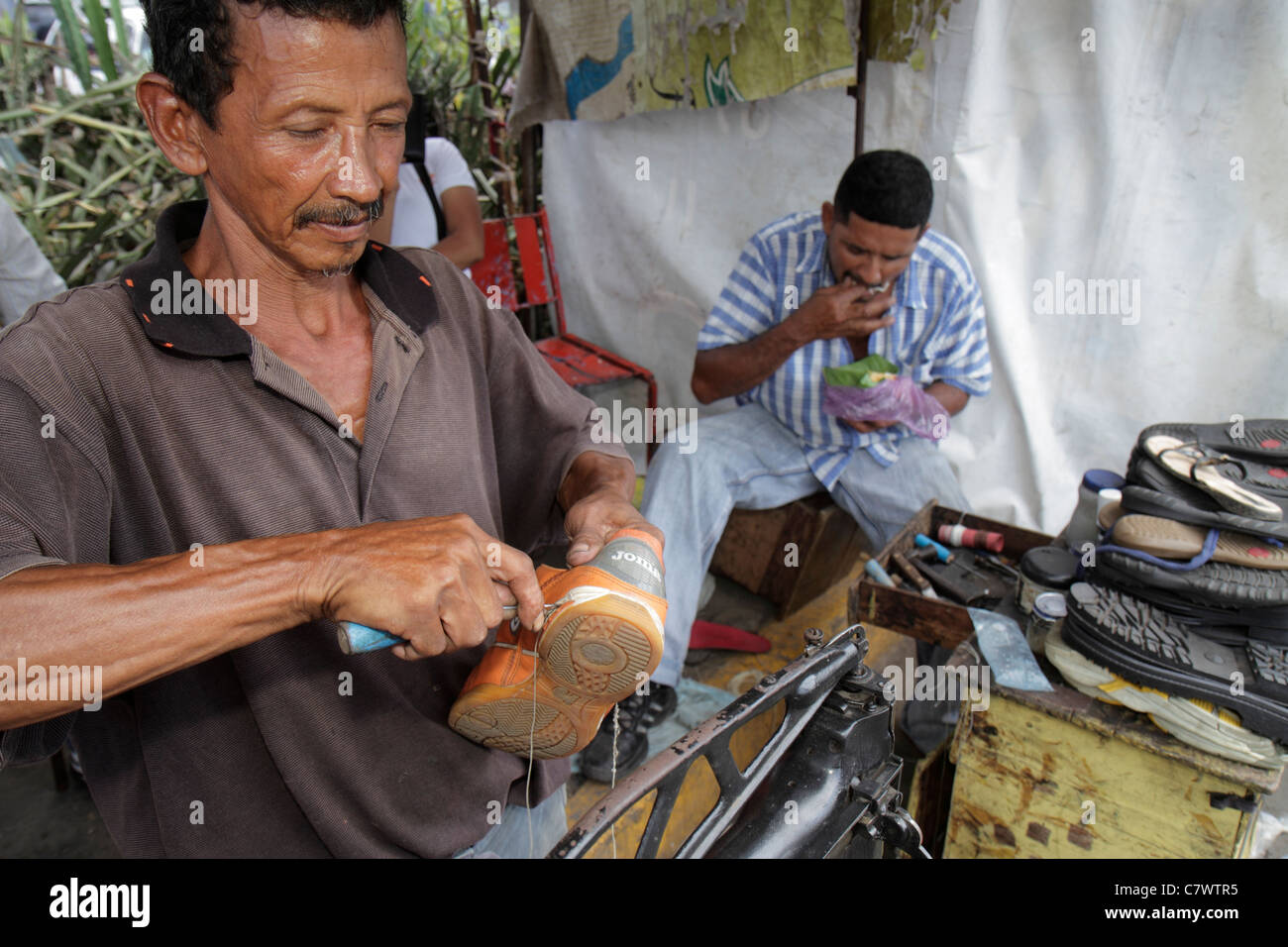 Managua Nicaragua, Mercado Oriental, Shopping Shopper Shopper Shop Shops Markt Kauf Verkauf, Laden Geschäfte Business Unternehmen, Schuppen, Schuhreparatur, Mender Stockfoto